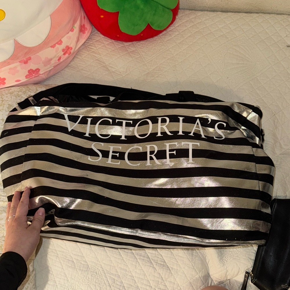 VICTORIAS SECRET DUFFLE BAG